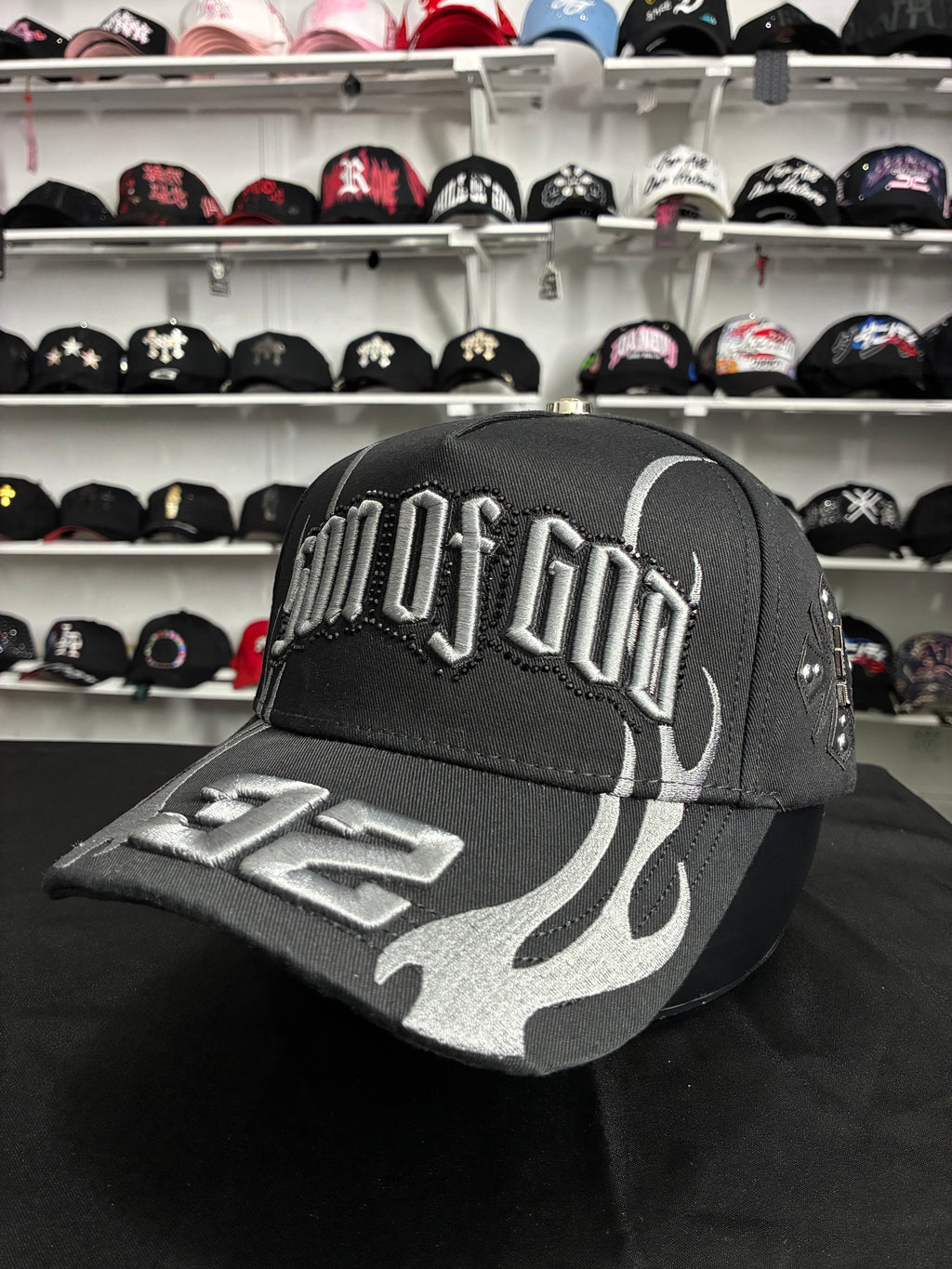 Baez x Shifu modelo "Son of God" total black.