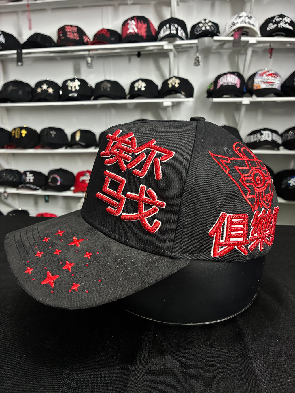 Dandy Hats Mago Oscuro de Yu-Gi-Oh! en color rojo