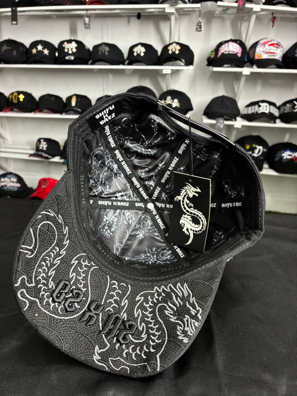 Baez x Shifu modelo "Son of God" total black.