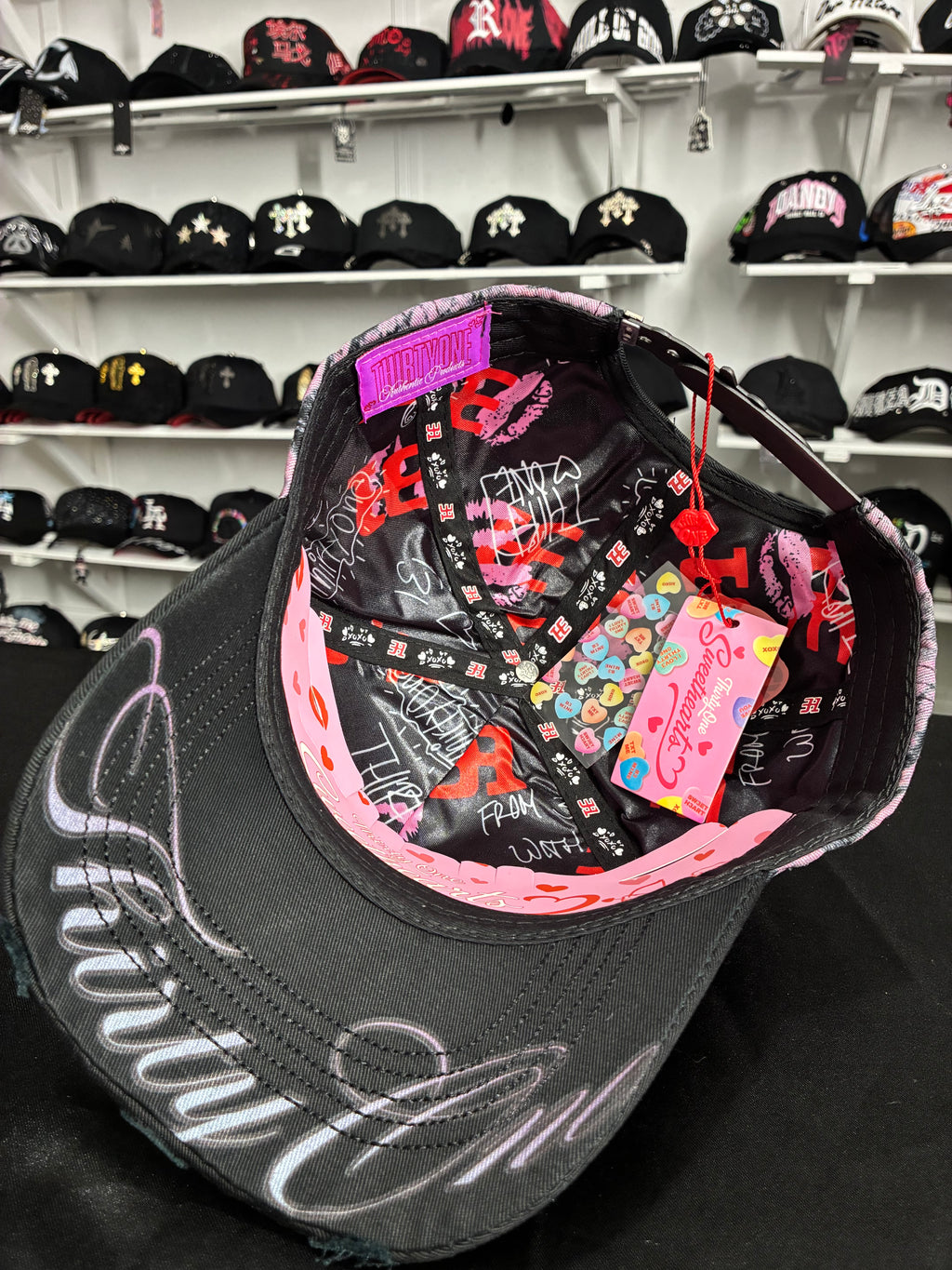 31 Hats LA XOXO negra en rosa